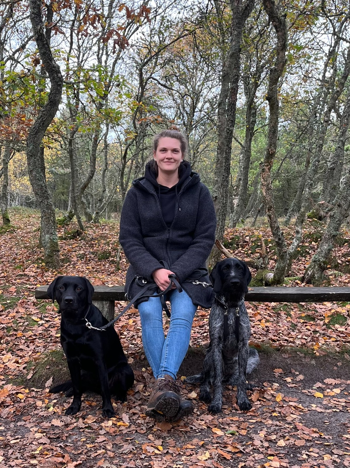 Alena Sophie Flick mit zwei Hunden im Wald